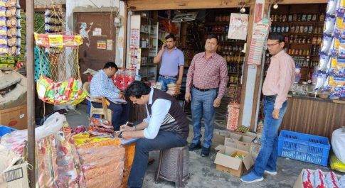खाद्य सुरक्षा अधिकारियों की टीम ने विभिन्न स्थानों से संग्रहीत किये नमूने