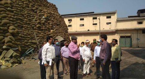 रिसिया मोड़ स्थित विपुल इण्डस्ट्रीज का डी.एम. ने किया निरीक्षण