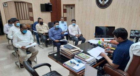 बकाया गन्ना मूल्य के भुगतान हेतु कार्ययोजना प्रस्तुत करें चीनी मिलें: डी.एम.