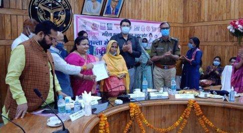 अन्तर्राष्ट्रीय महिला दिवस के अवसर पर वरासत अभियान के तहत वितरित किये गये स्वामित्व अभिलेख