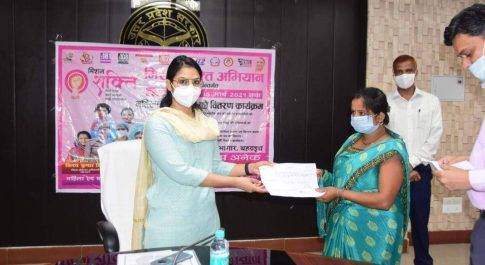 मिशन शक्ति अभियान अन्तर्गत महिलाओं को वितरित किये गये आवास प्रमाण-पत्र व स्वामित्व अभिलेख
