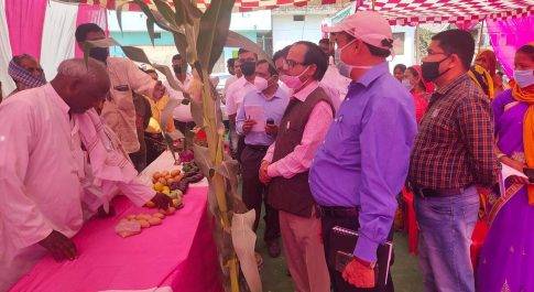 प्रदेश के कृषि निदेशक ने किया जनपद को एक दिवसीय भ्रमण