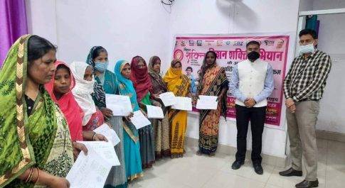 दस-दस महिलाओं को वितरित किये गये स्वामित्व अभिलेख व आवास स्वीकृति पत्र