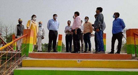 कलस्टर ग्राम सोहरवाॅ में तालाब एवं घाट सुदृढ़ीकरण कार्य का डीएम ने किया निरीक्षण
