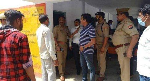 जनपद शाहजहांपुर में डीएम व एसपी ने किया बूथों का निरीक्षण