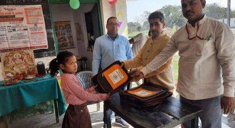 प्रखर कुशीनगर प्राथमिक विद्यालय बनिया टोला मे कोविड आपदा मे ग्यारह माह से बंद चल रहे शिक्षण कार्य की शुरूआत हर्षोल्लास के साथ किया गया।