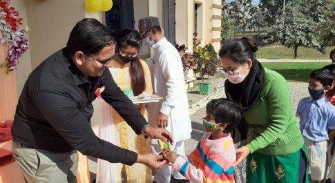 एबी इंटरनेशनल स्कूल में छोटे बच्चों के उत्साहवर्धन हेतु विविध महराजगंज। प्रेस क्लब के अध्यक्ष अमित त्रिपाठी ने बच्चों में बांटा मास्क और सेनिटाइजर