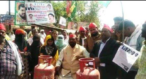 गैस सिलेंडर को सड़क पर रखकर समाजवादी पार्टी के कार्यकर्ताओं ने किया विरोध प्रदर्शन