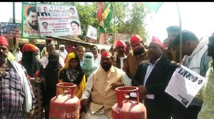 गैस सिलेंडर को सड़क पर रखकर समाजवादी पार्टी के कार्यकर्ताओं ने किया विरोध प्रदर्शन