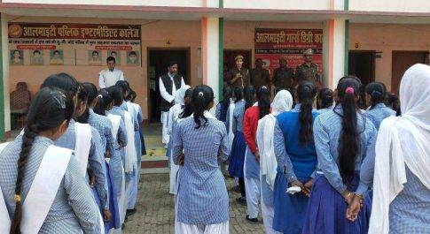 आलमाइटी स्कूल बृजमनगंज की छात्राओं को महिला आरक्षी ने किया जागरूक