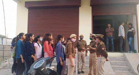 महाराजगंज। क्लाइमैक्स व स्टार क्लासेज कोचिंग सेंटर में बालिकाओं/छात्राओं को महिला आरक्षी ने किया जागरूक