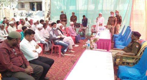 महाराजगंज। पुलिस अधीक्षक ने होली त्यौहार को लेकर श्यामदेउरवा के ग्राम बैरिया में की पीस कमेटी की मीटिंग