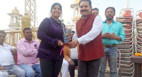 नौतनवा नगर में भोजपुरी सिंगर देवी को गुड्डू खान ने स्मृति चिन्ह भेंट कर किया सम्मानित