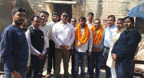 प्रेस क्लब आफ महराजगंज के तत्वावधान में न्यूज़ वन इंडिया के वरिष्ठ पत्रकार व संयुक्त मंत्री अविमुक्त पांडेय उर्फ अमृत व समाज सेवी ऋषि चौरसिया को सम्मानित किया गया