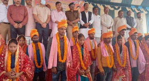 महराजगंज। मुख्यमंत्री सामूहिक विवाह में 131 नवदम्पत्ति जोड़ो को जिलाधिकारी विधायक ने दिया आशीर्वाद
