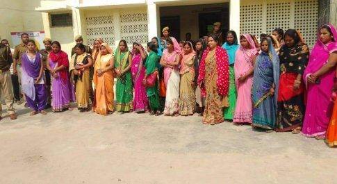 महराजगंज। बृजमनगंज थाने में क्षेत्र की महिलाओं के साथ महिला दिवस कार्यक्रम मनाया गया।