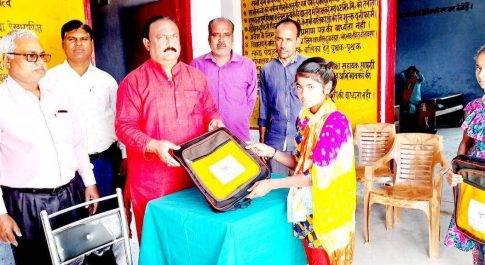 बृजमनगंज। प्रधान प्रतिनिधि दिलीप चौधरी ने पूर्व माध्यमिक विद्यालय में बच्चों को स्कूल बैग किया वितरित