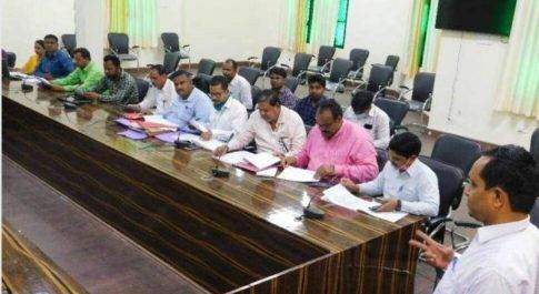 महराजगंज। आपत्तियों के निस्तारण में जुटे अधिकारी