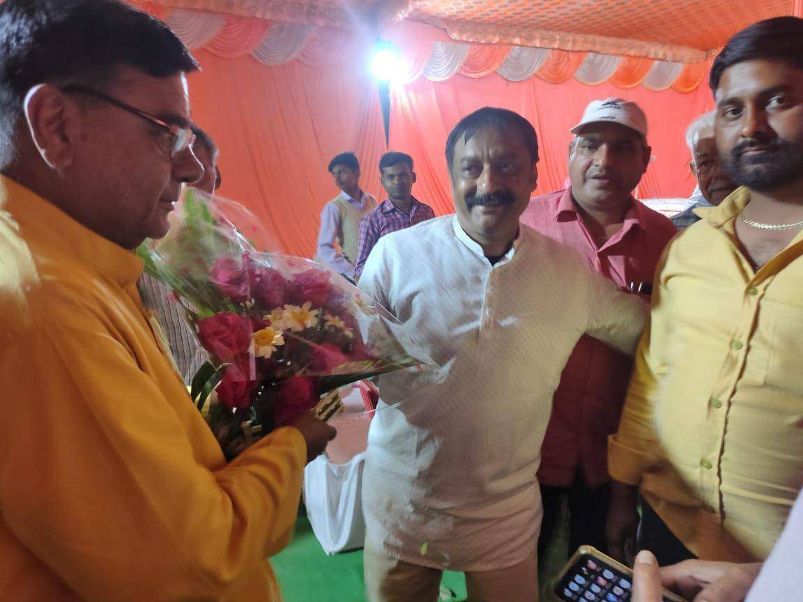 बाबागंज में आयोजित कवि सम्मेलन में सांसद अथवा लाल गौड़ का इंजीनियर जयप्रकाश सिंह किया स्वागत
