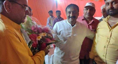 बाबागंज में आयोजित कवि सम्मेलन में पहुंचे सांसद अक्षयवर लाल लाल गौड़ का इंजीनियर जयप्रकाश सिंह ने किया स्वागत