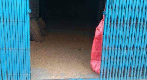 महाराजगंज। रात में एकांत का फायदा उठाकर चोरों ने चोरी की घटना को दिया अंजाम।