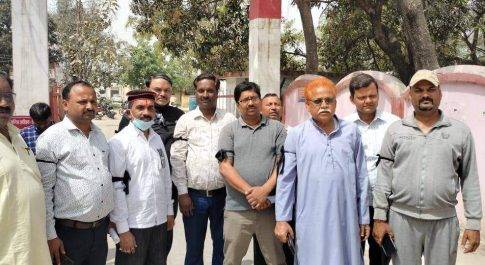 नौतनवा नगर में कोई सुरक्षित नहीं,पुलिस प्रशासन मौन ब्यापार प्रतिनिधि मंडल ने काली पट्टी बांध किया विरोध प्रदर्शन :संतोष जायसवाल