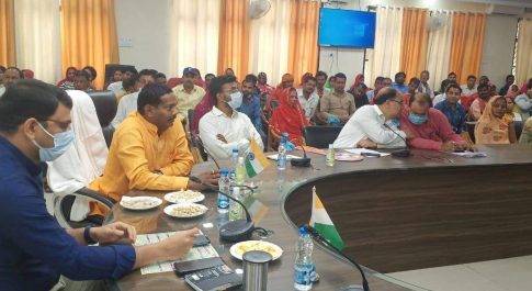 महराजगंज। कलेक्टर सभागार में जिलाधिकारी डॉ उज्ज्वल कुमार ने सदर विधायक जयमंगल कन्नौजिया के साथ किया विभिन्न योजनाओं पर चर्चा
