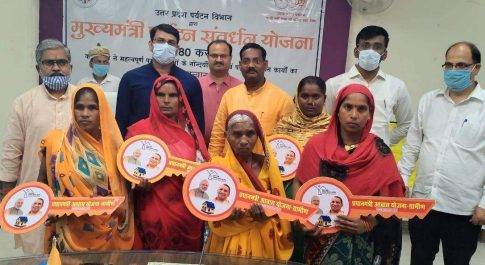 महराजगंज। प्रधान मंत्री आवास योजना के लाभान्वितों को सदर विधायक जयमंगल कन्नौजीया ने सौपी चाभी