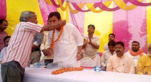 त्रस्तरिय चुनाव हेतु ग्राम चौपाल के अतिथि आशीष मिश्र एवं चेयरमैन सिगाही