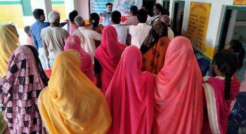 नौतनवा। जल संरक्षण के लिये बीडीओ ने लोगो को दिलवाया शपथ