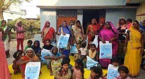 बृजमनगंज। पखवाड़ा कार्यक्रम के तहत मिश्रौलिया ग्राम सभा में आंगनबाड़ी कार्यकर्ताओं ने लाभार्थियों में बांटा दूध घी चना लोगों के खिले चेहरे