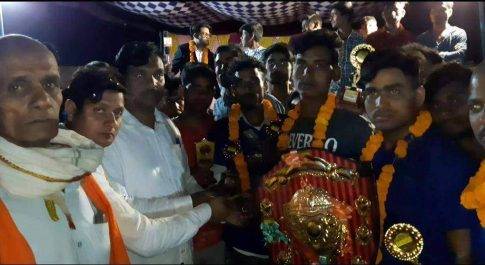 महाराजगंज। गुलरिहा ने लबदहा को फाइनल में 3 रनों से हराया