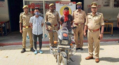 नौतनवा पुलिस द्वारा चोरी के मोटरसाइकिल के साथ 02 नफर अभियुक्तों को किया गया गिरफ्तार