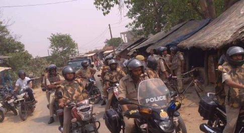 पुलिस अधीक्षक त्योहार के मद्देनजर महाराजगंज के निर्देशन में चलाया गया पैदल गश्त अभियान