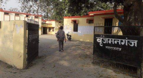 त्रिस्तरीय पंचायत चुनाव बृजमनगंज ब्लाक में आज 75 प्रत्याशियो द्वारा पर्चे खरीदे गए लोगों की रही भीड