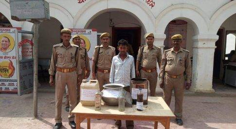 पुरन्दरपुर पुलिस ने 10 लीटर अवैध कच्ची शराब के साथ 01 अभियुक्त को किया गिरफ्तार