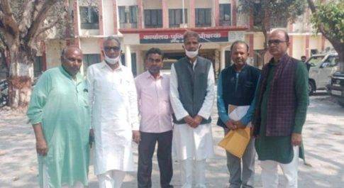 महराजगंज। सपा नेता की थाने में पिटाई का मामला गरमाया, थानेदार के खिलाफ कार्यवाही को लेकर एसपी से मिले सपाई