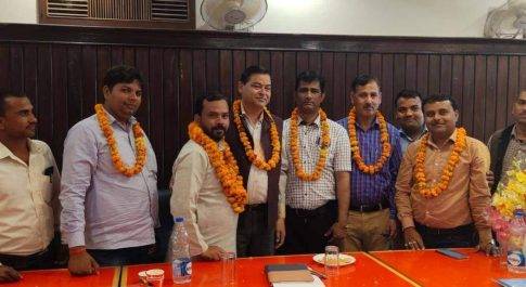 भारतीय जीवन बीमा के कर्मचारियों ने की बैठक कार्यकर्त्ताओं को दी अच्छे काम करने की चेतावनी