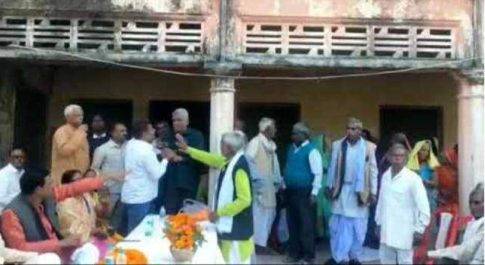 महाराजगंज ‌। सांसद पंकज चौधरी के मौजूदगी में फरेंदा चीनी मिल के कर्मचारी आपस में भिड़े, वीडियो वायरल
