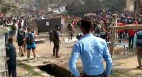 महाराजगंज नौतनवा इंटर कॉलेज में सेना द्वारा गोरखा भर्ती कैंप में नेपाली युवाओं ने जमकर किया हुड़दंग, पुलिस ने किया हल्का बल प्रयोग