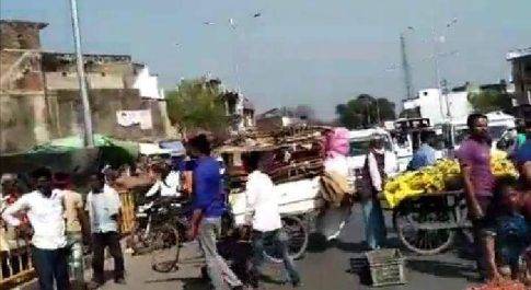 महाराजगंज। पटरी व्यवसायियों ने किया एन‌एच 730 जाम