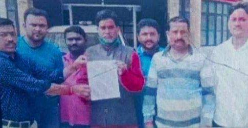 महाराजगंज। तहसील की जमीन में दुकान आवंटन को लेकर मांग