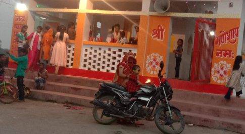 बृजमनगंज। आस्था का केन्द्र है सहजनवां बाबू का बाबा प्रकट नाथ का मन्दिर
