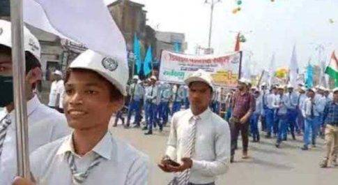 महाराजगंज। स्वच्छता संदेश के लिए बड़ी संख्या में शामिल छात्र-छात्राओं ने निकाली भव्य रैली
