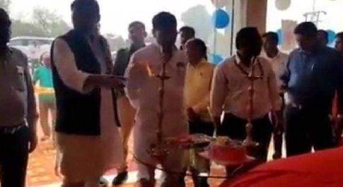 महाराजगंज। फरेंदा में आरकेएल मोटर्स शोरूम पर विधायक ने किया सफारी की लांचिंग