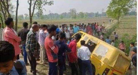 महाराजगंज। शराबी ड्राइवर की गन्दी कारतूस से स्कूली बच्चों में भरी गाड़ी हादसे का शिकार, मची चीख पुकार, अभिभावकों का बुरा हाल