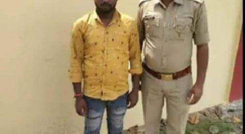 महाराजगंज। पनियरा थाना क्षेत्र के एक गांव की किशोरी को बहला-फुसलाकर भगाने के आरोपी युवक को पुलिस ने कमता बुजुर्ग से किया गिरफ्तार