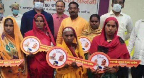 महाराजगंज। सदर विधायक ने प्रधानमंत्री लाभार्थियों को सौंपा चाबी