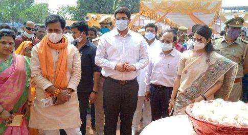 प्रभारी मंत्री अनिल राजभर ने किया विकास प्रदर्शनी का अवलोकन