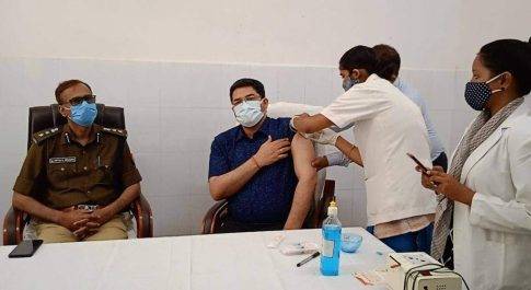 डीएम व एसपी सहित फ्रंटलाइन वर्कर्स का हुआ द्वितीय टीकाकरण